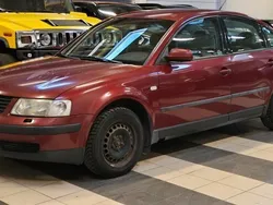 Mörkröd Begagnad 2000 VW Passat Comfortline Sedan | 19 900 kr (Marknadspris)