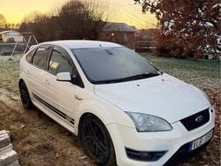 Vit Begagnad 2006 Ford Focus ST Halvkombi | 40 000 kr (Superpris)