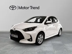 Vit Ny 2025 Toyota Yaris Hybrid Active Halvkombi | 239 900 kr (Bra pris)
