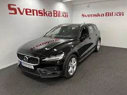 Svart Begagnad 2021 Volvo V60 CC Momentum Kombi | 299 000 kr (Marknadspris)