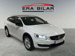 Vit Begagnad 2016 Volvo V60 CC Momentum Kombi | 139 500 kr (Marknadspris)