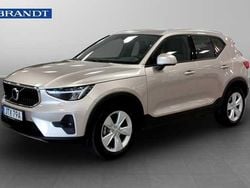 Ljusgrå (grå) Begagnad 2023 Volvo XC40 Core SUV | 289 900 kr (Marknadspris)