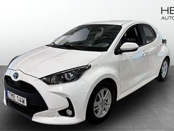 Vit (white) Begagnad 2023 Toyota Yaris Hybrid Active Halvkombi | 198 700 kr (Bra pris)