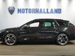 Svart (midnight black metallic) Ny 2025 Cupra Leon Kombi | 369 000 kr (Bra pris)