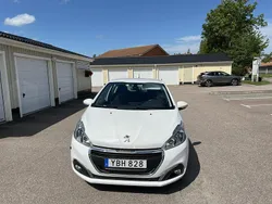 Vit Begagnad 2015 Peugeot 208 Halvkombi | 60 000 kr (Marknadspris)