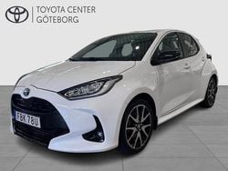 Vit Begagnad 2022 Toyota Yaris Hybrid Style Halvkombi | 219 900 kr (Marknadspris)