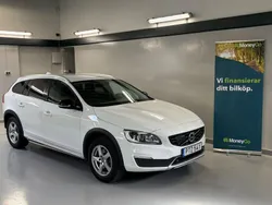 Vit Begagnad 2017 Volvo V60 CC Momentum Kombi | 139 900 kr (Marknadspris)