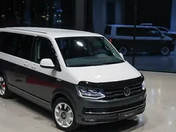 Flerfärgad (grey / white metallic ) Begagnad 2019 VW Multivan Highline Minibuss | 558 000 kr (Dyr)