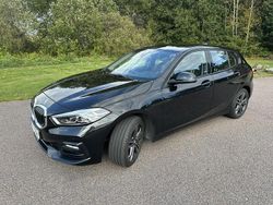 Svart Begagnad 2021 BMW 118 Sport Line Halvkombi | 240 000 kr (Marknadspris)
