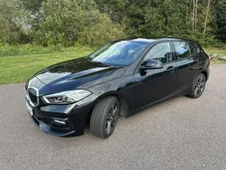 Svart Begagnad 2021 BMW 118 Sport Line Halvkombi | 240 000 kr (Marknadspris)