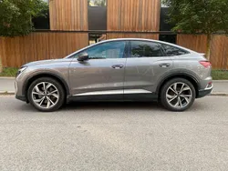 Grå Begagnad 2022 Audi Q4 Sportback e-tron Comfort SUV | 408 500 kr (Bra pris)