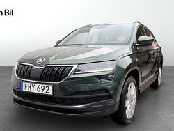 Grön (emerald green metallic) Begagnad 2018 Skoda Karoq Style SUV | 209 900 kr (Marknadspris)