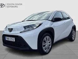 Vit Begagnad 2022 Toyota Aygo Play Halvkombi | 154 900 kr (Marknadspris)