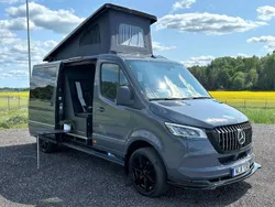 Grå Begagnad 2022 Mercedes Sprinter Van | 899 000 kr