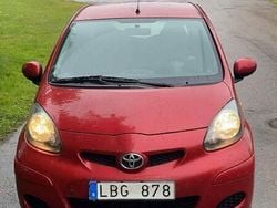 Mörkröd Begagnad 2010 Toyota Aygo Halvkombi | 55 000 kr (Marknadspris)