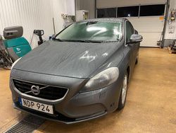 Grå (grå metallic) Begagnad 2013 Volvo V40 Momentum Kombi | 109 000 kr (Lite dyr)