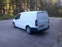Vit Begagnad 2015 Peugeot Partner Minibuss | 49 900 kr (Marknadspris)