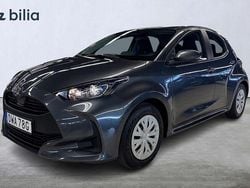 Mörkgrå (grå) Begagnad 2025 Toyota Yaris Hybrid Life Halvkombi | 239 900 kr (Bra pris)