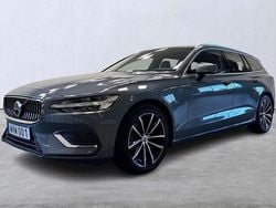 Grå Begagnad 2022 Volvo V60 Plus Kombi | 439 800 kr (Marknadspris)
