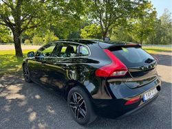 Svart Begagnad 2016 Volvo V40 Momentum Halvkombi | 135 000 kr (Bra pris)