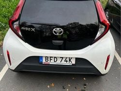 Vit Begagnad 2022 Toyota Aygo Play Halvkombi | 175 000 kr (Marknadspris)