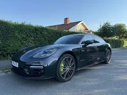 Grå Begagnad 2018 Porsche Panamera 4 Sedan | 675 000 kr (Marknadspris)