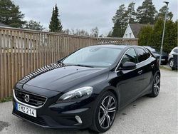 Svart Begagnad 2015 Volvo V40 R-Design Kombi | 142 990 kr (Marknadspris)