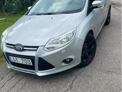 Grå Begagnad 2011 Ford Focus Trend Halvkombi | 48 000 kr (Marknadspris)