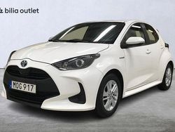 Vit Begagnad 2021 Toyota Yaris Hybrid Active Halvkombi | 179 900 kr (Marknadspris)