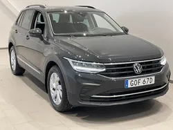 Grå (urano grey) Begagnad 2024 VW Tiguan Life SUV | 319 900 kr (Marknadspris)