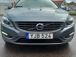 Grå Begagnad 2017 Volvo V60 Momentum Kombi | 166 900 kr (Marknadspris)