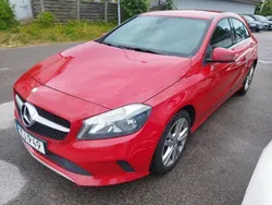 Röd Begagnad 2017 Mercedes A180 Halvkombi | 134 900 kr (Marknadspris)