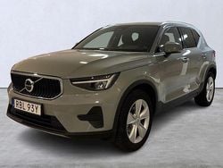 Grå Begagnad 2023 Volvo XC40 Core SUV | 349 900 kr (Marknadspris)