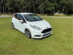 Vit Begagnad 2017 Ford Fiesta ST Halvkombi | 135 000 kr