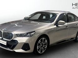 Grå (beige) Begagnad 2025 BMW 520 M Sport Sedan | 568 700 kr (Marknadspris)