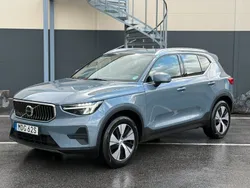 Grå Begagnad 2023 Volvo XC40 Momentum SUV | 309 400 kr (Bra pris)