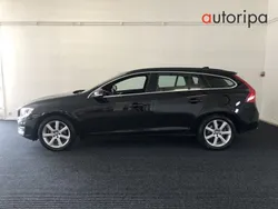 Svart Begagnad 2018 Volvo V60 Momentum Kombi | 179 900 kr (Marknadspris)