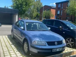 Blå Begagnad 2000 VW Passat Sedan | 32 000 kr