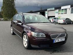 Mörkröd (röd) Begagnad 2005 Volvo V50 Kombi | 29 999 kr (Marknadspris)