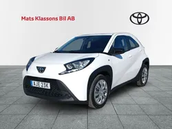 Vit Begagnad 2022 Toyota Aygo Play Halvkombi | 179 000 kr (Marknadspris)