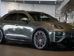 Grå Ny 2024 Porsche Macan Turbo SUV | 1 493 700 kr (Dyr)