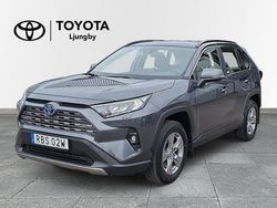 Mörkgrå Begagnad 2024 Toyota RAV4 Hybrid Active SUV | 419 000 kr (Marknadspris)