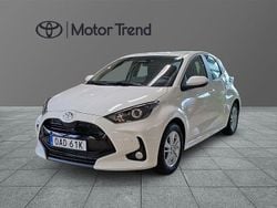 Vit Ny 2025 Toyota Yaris Hybrid Active Halvkombi | 229 000 kr (Superpris)