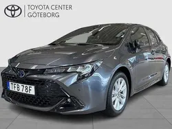 Mörkgrå Ny 2024 Toyota Corolla Hybrid Active Halvkombi | 299 900 kr (Marknadspris)