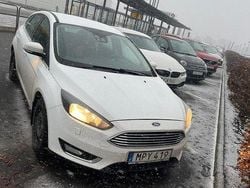 Vit Begagnad 2015 Ford Focus Titanium Halvkombi | 40 000 kr (Marknadspris)