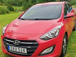 Röd Begagnad 2015 Hyundai i30 Comfort Halvkombi | 84 000 kr (Marknadspris)