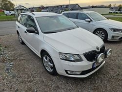 Vit Begagnad 2015 Skoda Octavia Kombi | 70 000 kr (Superpris)