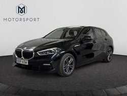Svart Begagnad 2021 BMW 118 Halvkombi | 234 900 kr (Marknadspris)