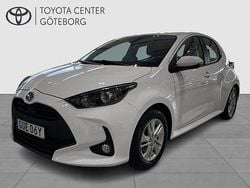 Vit Begagnad 2022 Toyota Yaris Hybrid Active Halvkombi | 214 900 kr (Marknadspris)