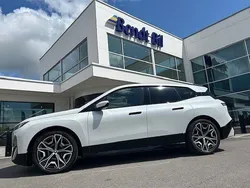 Mineralvit metallic Begagnad 2023 BMW iX Sport Line SUV | 608 900 kr